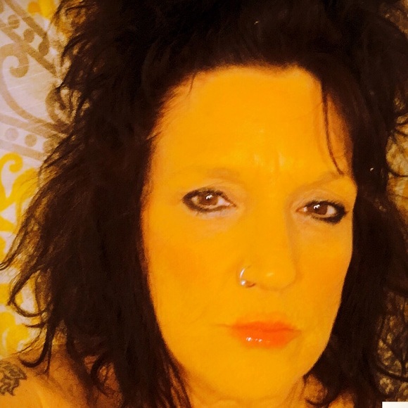 Meet your Posher, Debbie - Picture 3 of 6